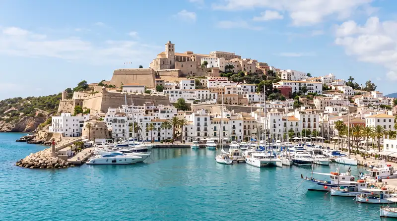 Dalt Vila y el puerto de Ibiza (imagen ilustrativa) Dalt Vila, la ciudad amurallada, y el puerto de Ibiza, ciudad desde la que tramitamos la Ley de Segunda Oportunidad (imagen ilustrativa)