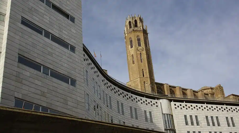 Palau de Justícia de Lleida, con la torre de la Seu Vella al fondo